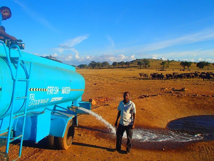 man brings water wild animals kenya 1 58aac6da05dba  700 Kenya: Người nông dân chở hàng ngàn lít nước mỗi ngày để cứu động vật hoang dã