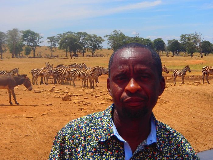 man brings water wild animals kenya 10 58aac6f3a007f  700 Kenya: Người nông dân chở hàng ngàn lít nước mỗi ngày để cứu động vật hoang dã