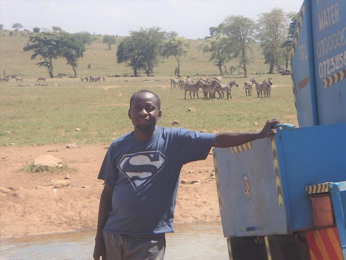 man brings water wild animals kenya 11 58aac6f596bf3  700 Kenya: Người nông dân chở hàng ngàn lít nước mỗi ngày để cứu động vật hoang dã
