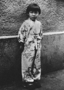 Học giả Homare Endo lúc 5 tuổi, bà may mắn sống sót trong đợt vây khốn Trường Xuân, năm 1953 bà theo người thân trở về Nhật Bản, hiện là giáo sư danh dự Đại học Tsukuba. Cả đời bà chưa thoát khỏi ám ảnh kiếp sống đói khát trong thời gian bị vây khốn tại Trường Xuân.