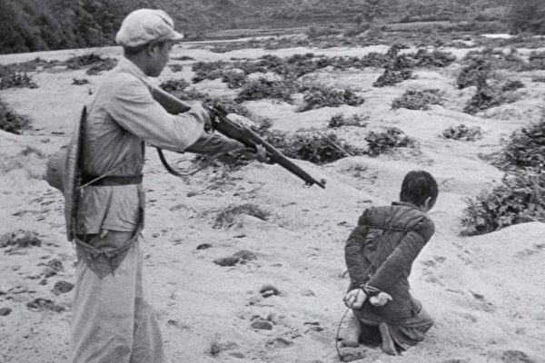 Năm 1953, tại Phụ Khang – Tân Cương, quân sĩ của ĐCSTQ hành quyết “địa chủ” và “phần tử phản cách mạng” (National Archives).