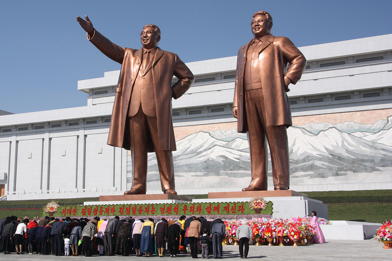 Tượng đài Kim Il Sung và Kim Jong Il tại Pyongyang. (Ảnh: Wikipedia)