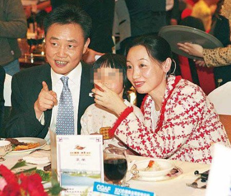 Cựu tỷ phú Trung Quốc Hoàng Quang Dụ và vợ Đỗ Quyên.