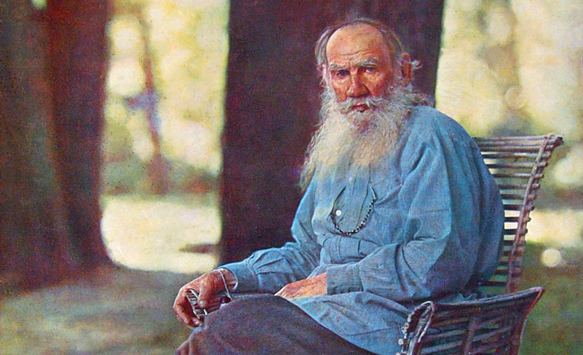 Leo Tolstoy at his estate, Yasnaya Polyana, in 1908. (Ảnh: wiki)