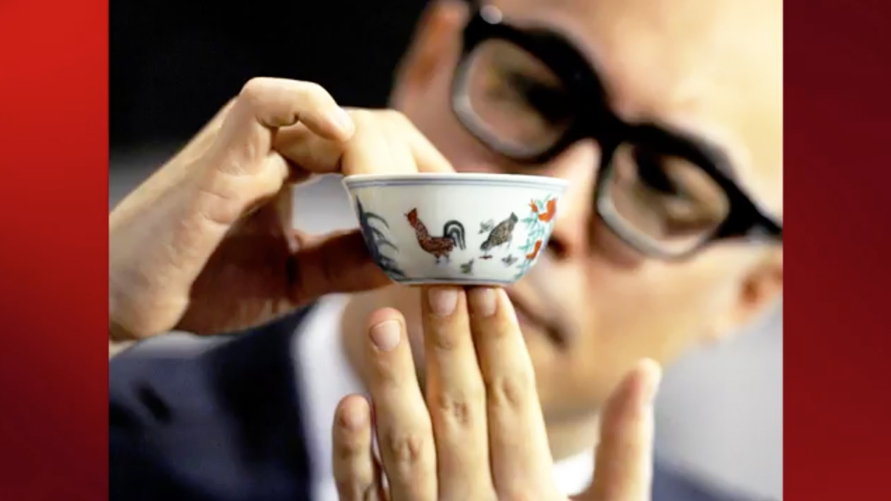 “Tách gà” cỡ nhỏ quý hiếm thuộc thời nhà Minh Trung Quốc, đã tạo kỷ lục trong bán đấu giá tại Sotheby với 36 triệu USD. (Ảnh chụp màn hình)