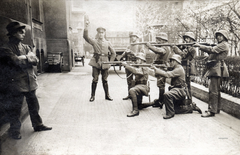 Năm 1919, quân cảnh tại Munich (Đức) chĩa súng vào người dám chống lại Chính phủ ngay trên đường phố.