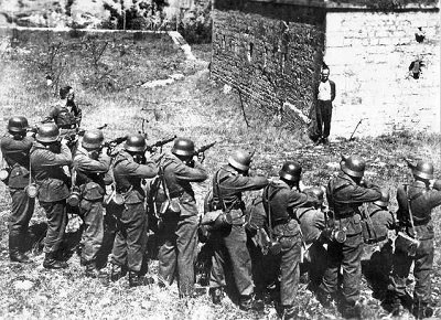 Đội hành quyết của quân Đức hành quyết một người chống đối vào năm 1944.