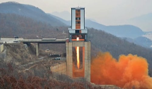 Triều Tiên đã phóng một tên lửa mới vào ngày Chủ nhật 16/4. (Ảnh: chụp màn hình video)