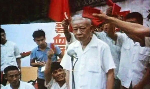 Trong thời Cách mạng Văn hóa, cựu chủ tịch ĐCSTQ Lưu Thiếu Kỳ bị phê bình đấu tố.