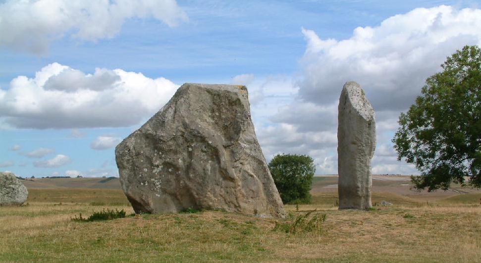Ảnh hiện trạng của 2 khối đá còn lại tạo nên Khung tò vò trong bán cầu Bắc của Vòng tròn đá Avebury. (Ảnh: megalithic.co.uk)
