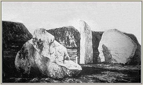 Ba khối đá tạo nên Khung tò vò trong vòng tròn nhỏ của Vòng tròn đá Avebury. Năm 1828, một khối đá trong đó bị cho nổ bằng thuốc súng do nó chắn giữa lối cổng vào, nên hiện nay chỉ còn 2 khối đá. (Ảnh: avebury-web.co.uk)