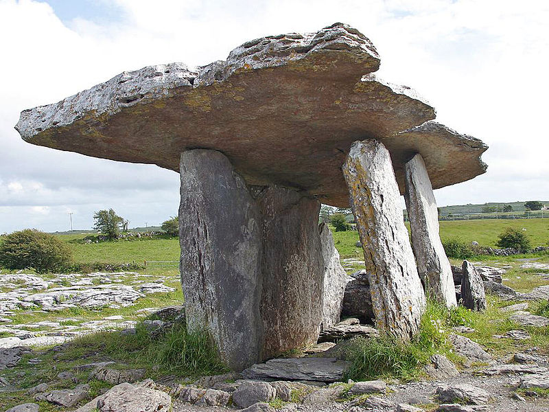 Mộ đá Paulnabrone ở The Burren, hạt Clare, Ireland. (Ảnh: Wikimedia)