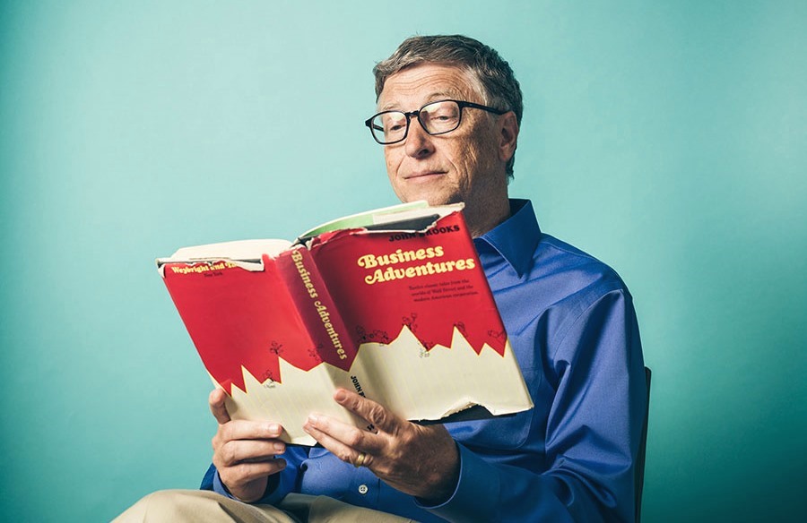 Mặc dù là doanh nhân bận rộn nhưng tỷ phú Bill Gates vẫn thường đọc ít nhất một cuốn sách mỗi tuần. (Ảnh: Internet)