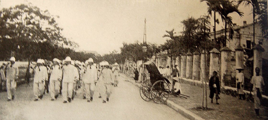 Một nhóm binh sĩ hải quân Pháp trên đường phố Sài Gòn. Hình ảnh nằm trong loạt ảnh Đông Dương năm 1901 do nhiếp ảnh gia người Pháp Jules Gervais-Courtellemont thực hiện.