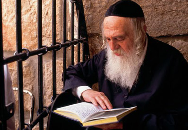 Hình ảnh người Do Thái đọc sách (Ảnh: Getty Images)