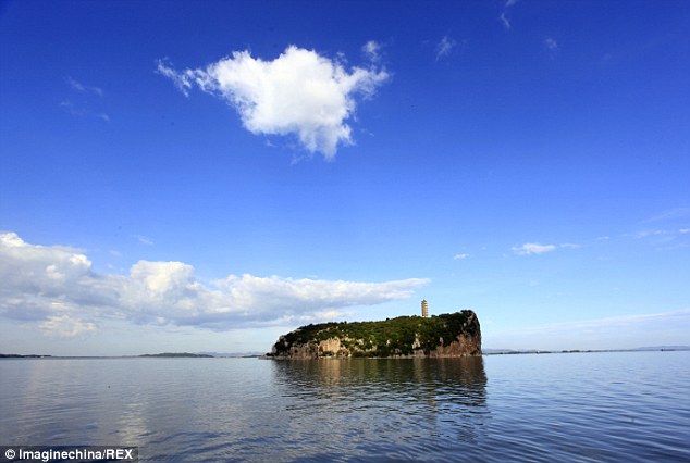 Hòn đảo Luixingdun trên hồ Bá Dương khi chưa bị hạn hán (ảnh: ImageChina/Rex)