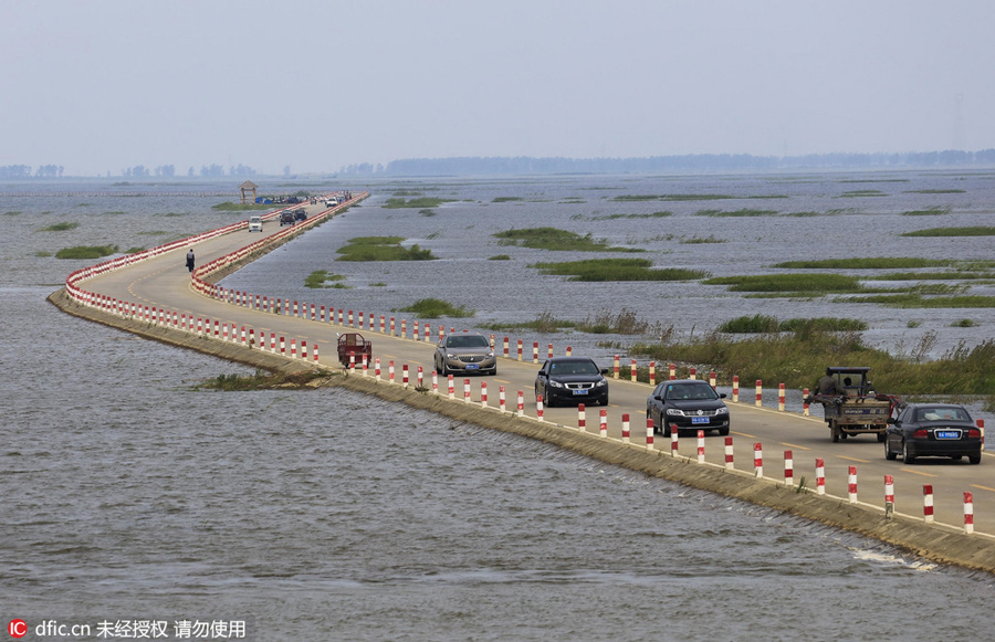 Con đường cao tốc nằm giữa hồ Bá Dương có thể bị ngập vào mùa mưa (ảnh: Photo/IC)