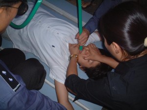 Trong bức ảnh này, cảnh sát sử dụng phương pháp tra tấn bức thực với một học viên Pháp Luân Công tại Trại tạm giam huyện Hồng Kiều ở Thiên Tân, Trung Quốc (Ảnh: Minghui.org).