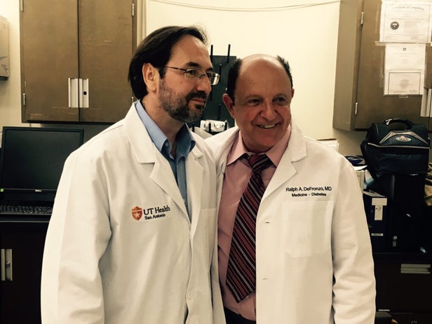 Ông Bruno Doiron và Ralph DeFronzo đã tìm ra cách chữa bệnh tiểu đường cho chuột trong 1 năm mà không có hiệu ứng phụ (ảnh: UT Health) 