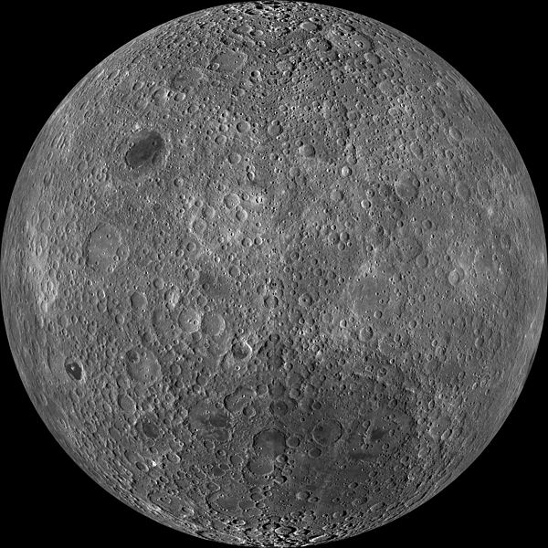 … so sánh với bề mặt không nhìn thấy được của Mặt Trăng nếu quan sát từ Trái Đất (Ảnh: NASA/GSFC/Arizona State University)