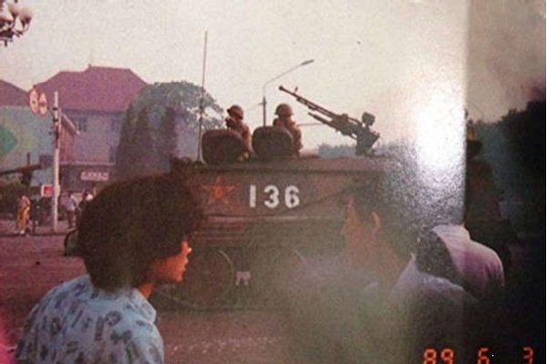 Ngày 3/6/1989, Liên đoàn Học sinh Sinh viên Hồng Kông chụp ảnh xe tăng của Quân đoàn 38. (Ảnh theo bản thảo cuốn Lịch sử phong trào dân chủ năm 1989 của Trần Tiểu Nhã)