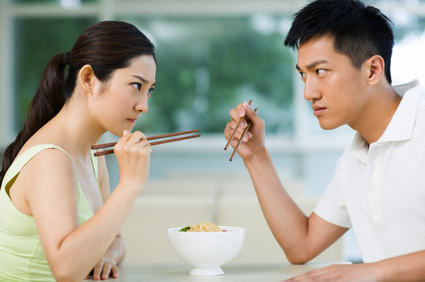 Vợ chồng cãi nhau, nhều cuộc hôn nhân đều kết thúc trên bàn ăn