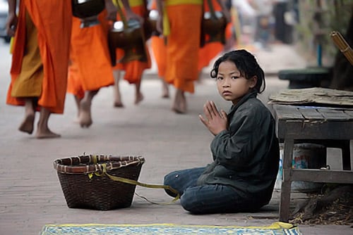 Một người ăn xin cụt tay tới một ngôi chùa, cầu xin sư trụ trì giúp đỡ.