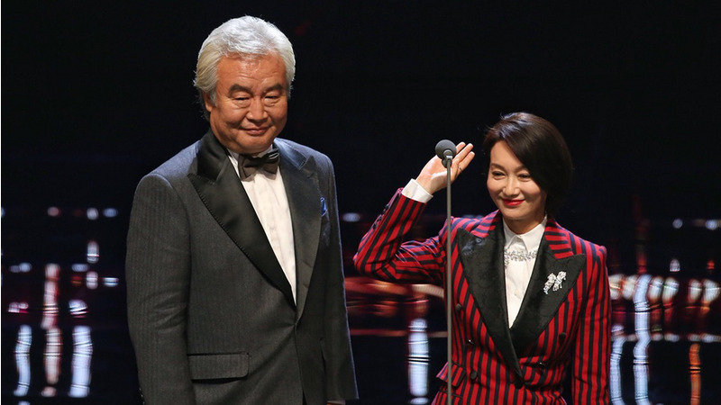 Nam diễn viên chính xuất sắc nhất Tumen (trái) và nữ diễn viên chính xuất sắc nhất Huệ Anh Hồng (Hui Yinghong, phải) của giải Ngựa Vàng năm ngoái cùng nhau lên trao giải năm nay. (Ảnh: Internet)