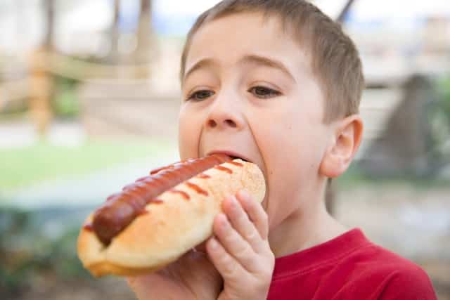 Xúc xích chứa nhiều chất phụ gia, không nên cho trẻ ăn quá nhiều
