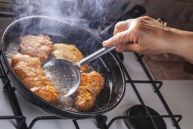 “Kẻ” gây ung thư phổi trong nhà bếp, 3 điều cần lưu ý khi nấu ăn Xao-nau-khoi-dau-mo