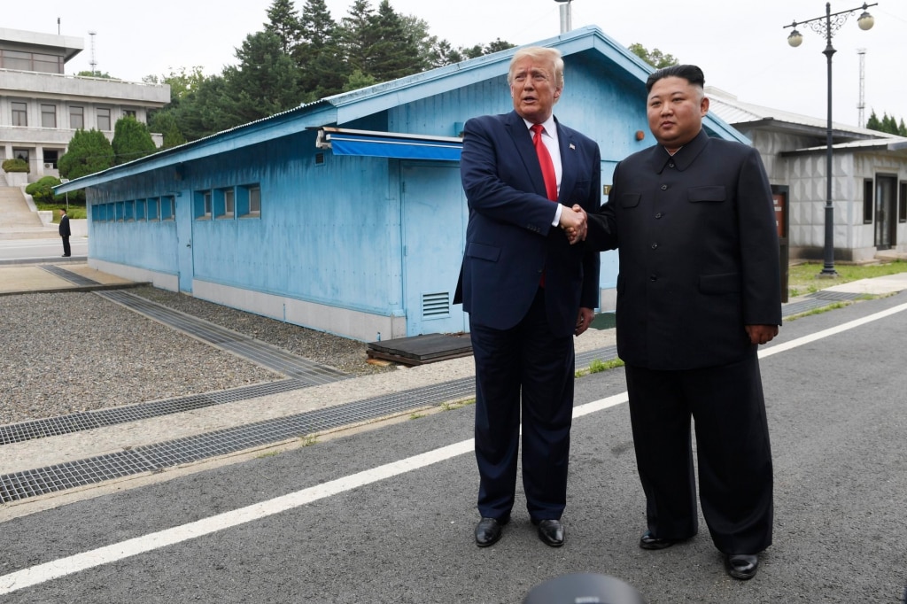Thời khắc lịch sử: Trump bước vào biên giới Triều Tiên gặp Kim - ảnh 2
