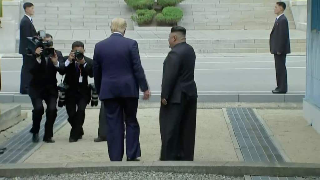 Thời khắc lịch sử: Trump bước vào biên giới Triều Tiên gặp Kim