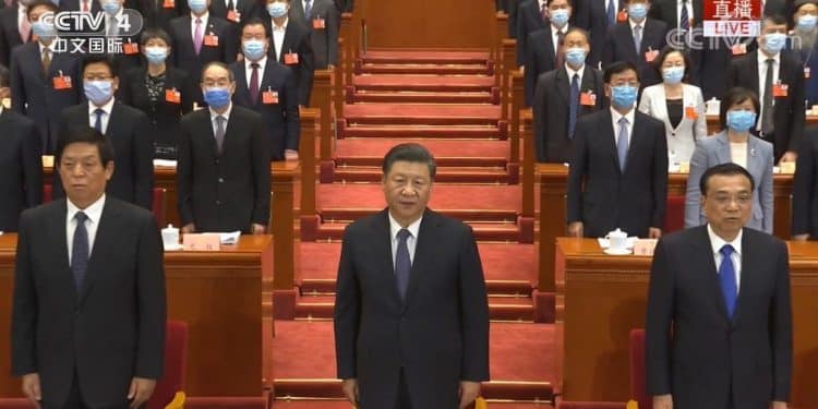 Hội nghị Chính hiệp toàn Trung Quốc đã khai mạc vào chiều ngày 21/5, ban lãnh đạo cao nhất của ĐCSTQ đã xuất hiện mà không đeo khẩu trang, trong khi khoảng 2100 ủy viên Chính hiệp đến từ các tỉnh thành đã đeo khẩu trang.