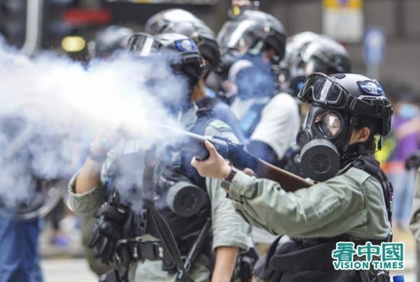 Ngày 24/5, cảnh sát bắn đạn hơi cay vào người biểu tình phản đối Luật An ninh Quốc gia phiên bản Hồng Kông