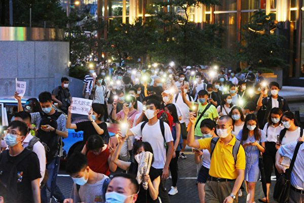 Người Hồng Kông diễu hành kỷ niệm 1 năm phong trào phản đối Dự luật Dẫn độ. (Ảnh: Tống Bích Long / Epoch Times)