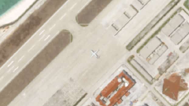Máy bay vận tại Y-8 và máy bay tuần dương KJ-200 xuất hiện trên Đá Chữ Thập, Quần đảo Trường Sa.