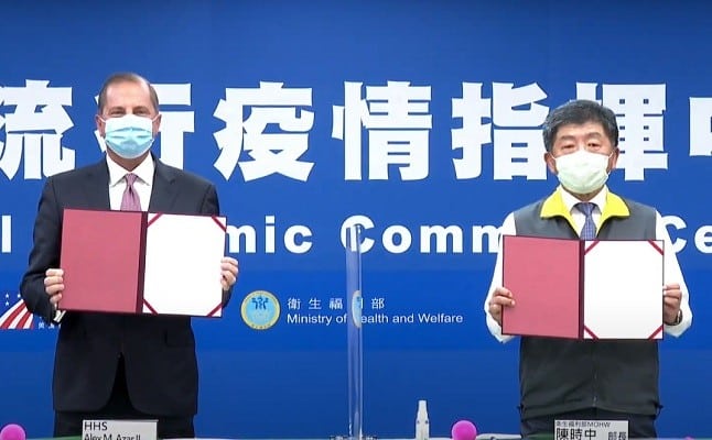 Bộ trưởng Y tế Mỹ Alex Azar và Bộ trưởng Y tế Đài Loan Chen Shih-chung. 